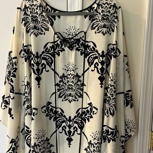 Ladies stunning bat sleeve top with draping arms